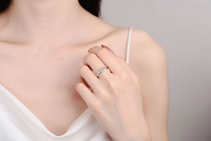 S925 Silberring mit marquiseförmigem Moissanit am Finger vor minimalistischem Hintergrund