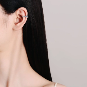 Ear cuff minimalista in argento S925 con pietre moissanite blu lucenti a forma di stella