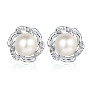 Elegant S925 silver flower pearl stud earrings with sparkling pavé moissanite accents