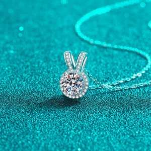 Collana con ciondolo a coniglio in argento sterling S925 con moissanite taglio rotondo