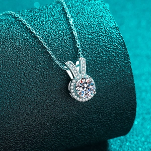 Collana in argento sterling S925 con moissanite e ciondolo a orecchie di coniglio con diamanti