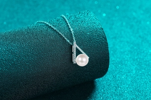 Detail der S925 Silberkette mit V-förmigem Diamantanhänger und edler Perle