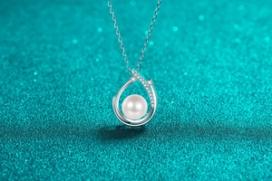 Vue macro du pendentif en argent S925 avec perle ronde blanche et accents de moissanite
