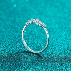 S925 Sterling Silber Ring mit Moissanit im Marquise-Schliff auf blauem Glitzerhintergrund