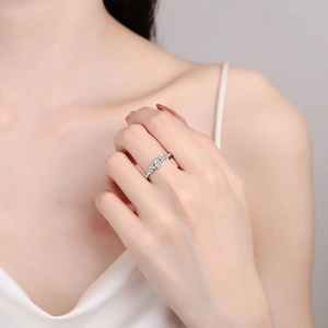 Eleganter Ring aus S925 Silber mit Moissanit im Marquise-Schliff an der Hand eines Modells