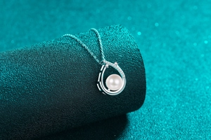 Détail du collier en argent S925 avec perle ronde et pendentif goutte en moissanite
