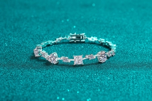 Vue macro d'un bracelet en argent S925 avec pierres moissanite en forme de cœur et carré