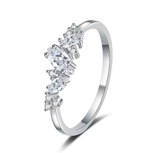Eleganter S925 Sterlingsilber Ring mit Marquise-Schliff Steinen im polierten Weinreben-Design