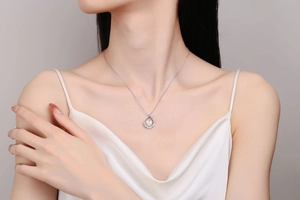 Détail du collier en argent S925 avec pendentif goutte et perle ronde blanche élégante