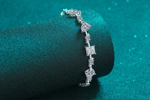 Vue macro d'un bracelet en argent avec moissanites taillées en cœur, carré et rond