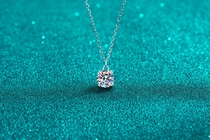 Détail macro du collier en argent S925 avec un pendentif solitaire rond en moissanite brillant
