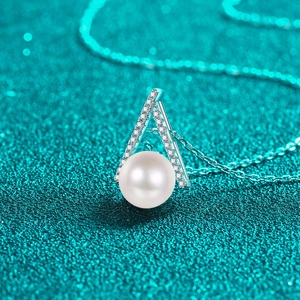 Elegante S925 Silberhalskette mit V-förmigem Diamantanhänger und weißer Perle