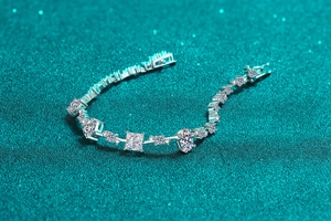 Détail macro du bracelet en argent S925 serti de moissanites aux formes variées et éclat