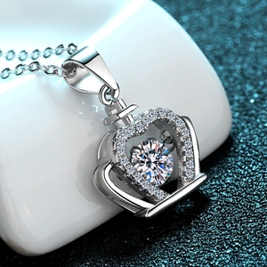 Élégant collier pendentif cœur couronne en argent 925 avec pierre de moissanite