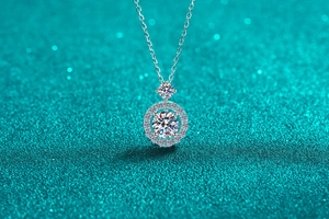 Détail du pendentif halo en argent S925 avec moissanite taille brillant sur une chaîne