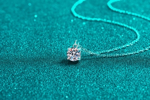 Détail macro d'un pendentif en moissanite ronde avec monture en argent S925 à quatre griffes