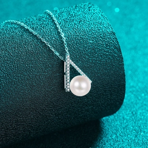 Elegante S925 Sterling Silber Perlenkette mit einem V-förmigen Moissanit-Anhänger