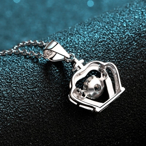 Élégant collier couronne en argent 925 avec pendentif en moissanite dansant