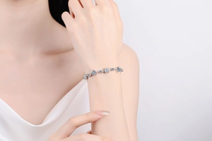 Détail du bracelet en argent S925 avec moissanites cœur et géométriques sur le poignet