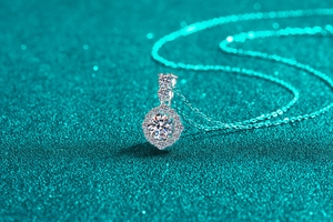 Vue macro du pendentif en moissanite en argent S925 avec un élégant halo de diamants