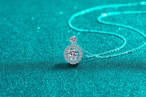 Gros plan macro du collier pendentif halo en argent S925 avec pierre centrale moissanite