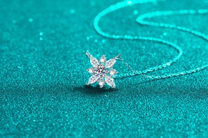 Détail macro d'un collier flocon de neige avec moissanite marquise en argent S925