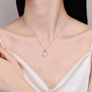 Elegante S925 Silberkette mit V-förmigem Pavé-Anhänger und einer runden Perle
