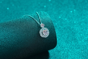 Vue macro du collier avec pendentif halo en argent 925 et pierre moissanite étincelante