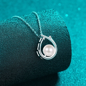 Collier en argent S925 avec pendentif goutte en moissanite et perle d'eau douce ronde