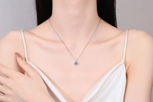 Gros plan d'un collier en argent S925 avec pendentif moissanite porté par un mannequin