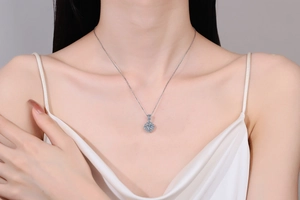 Gros plan d'un collier en argent S925 avec pendentif en moissanite sur la clavicule