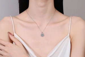 Gros plan d'un collier en argent 925 avec pendentif moissanite étincelant sur un mannequin