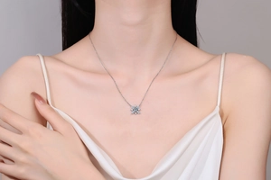 Gros plan du collier flocon de neige en argent S925 avec gemme bleue et petits diamants