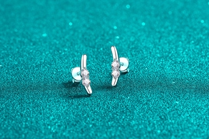 Detailed close-up of S925 sterling silver bar earrings with two sparkling round Moissanites