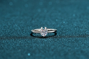 Détail macro de la bague bois de cerf en argent 925 avec pierre de moissanite éclatante