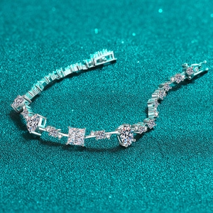 Bracelet élégant en argent sterling S925 avec pierres moissanite sur fond scintillant