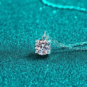Collier en argent S925 minimaliste avec pendentif solitaire moissanite ronde à quatre griffes