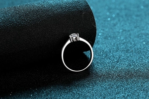 Macro d'une bague en argent 925 avec pierre moissanite et monture en forme de bois