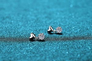 Macro de boucles d'oreilles cœur en argent S925 avec moissanite ronde griffée