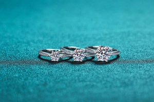 Detailed comparison of 925 silver six-prong rings with three different diamond sizes
