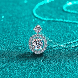 Collier en argent 925 avec pendentif en moissanite ronde sur fond pailleté bleu
