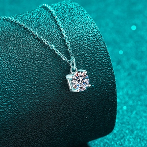 Collier minimaliste en argent S925 avec diamant moissanite sur support texturé vert