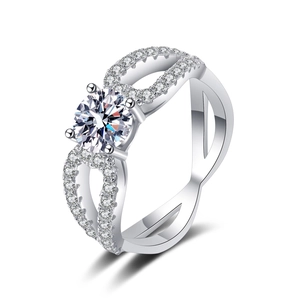 S925 sterling silver moissanite ring featuring a brilliant round stone and twisted band