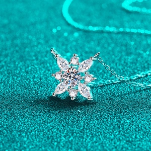 Élégant collier flocon en argent S925 avec moissanite marquise sur fond vert brillant
