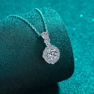 Collier pendentif en argent S925 et moissanite avec pierre ronde scintillante de luxe