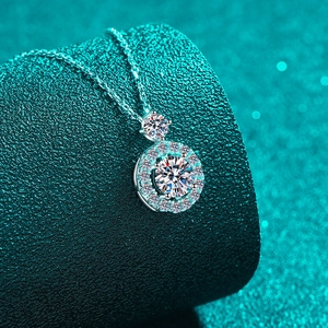 Collier en argent sterling 925 avec pendentif moissanite ronde au design bubble halo