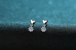 Détail macro de boucles d'oreilles cœur en argent S925 avec gouttes de moissanite