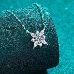 Collier flocon de neige en argent S925 avec pierres moissanite et une chaîne croisée