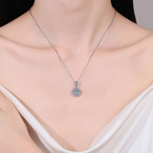 Collier moissanite en argent S925 avec pendentif halo rond sur le cou du modèle