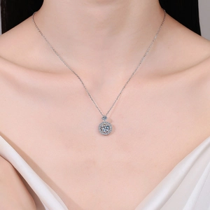 Collier en argent sterling 925 avec pendentif moissanite porté par un mannequin femme